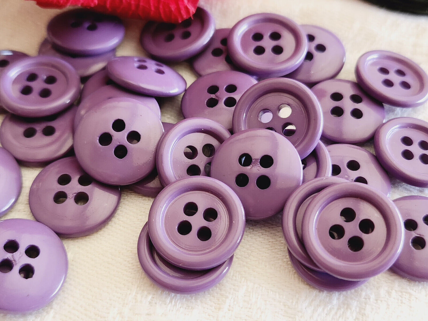 Lot 36 boutons violet à trous couture mercerie 1,5 cm ref 2731