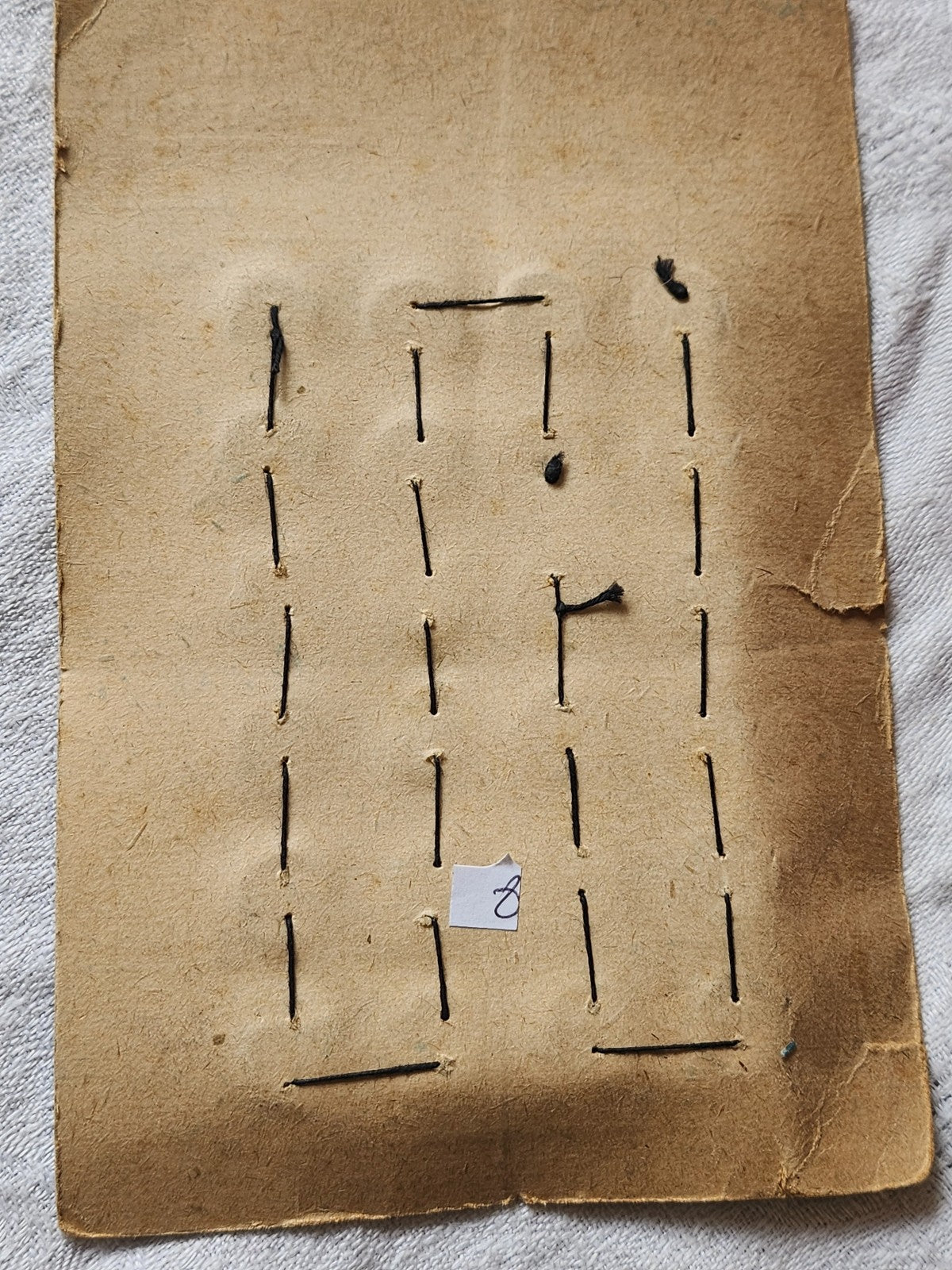 Plaque 24 boutons anciens en nacre gris 1,2 cm année 20/30 N°8