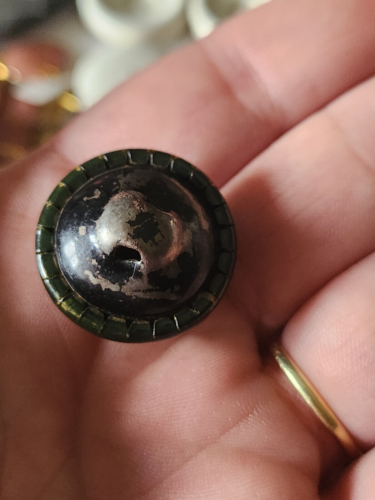 Haut bouton ancien en celluloïd superbe reflet vert à pied 2,3 cm G8O