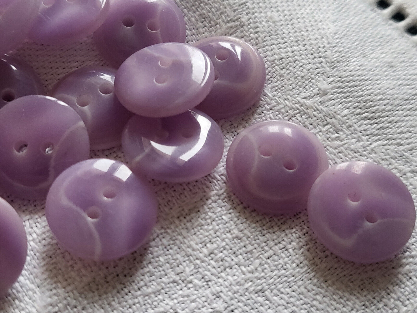 Lot 23 petits boutons vintage violet veiné à trous diamètre 1,3 cm ref 1144
