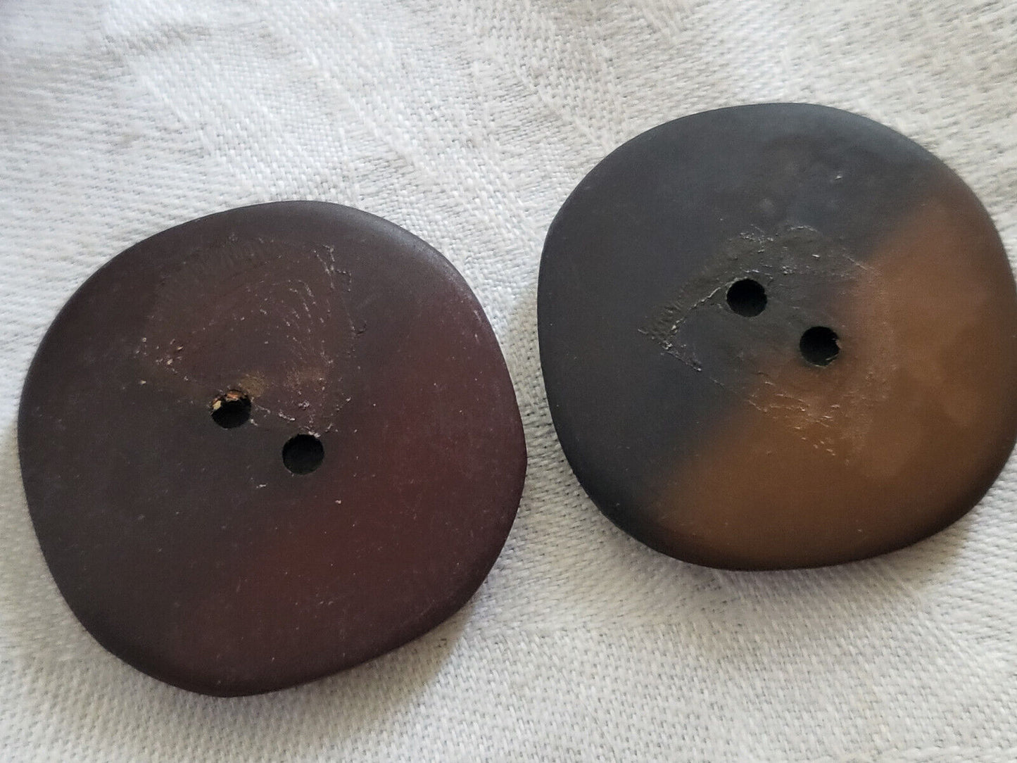 Duo gros boutons vintage anciens résine teinté 3,8 cm ref 2664