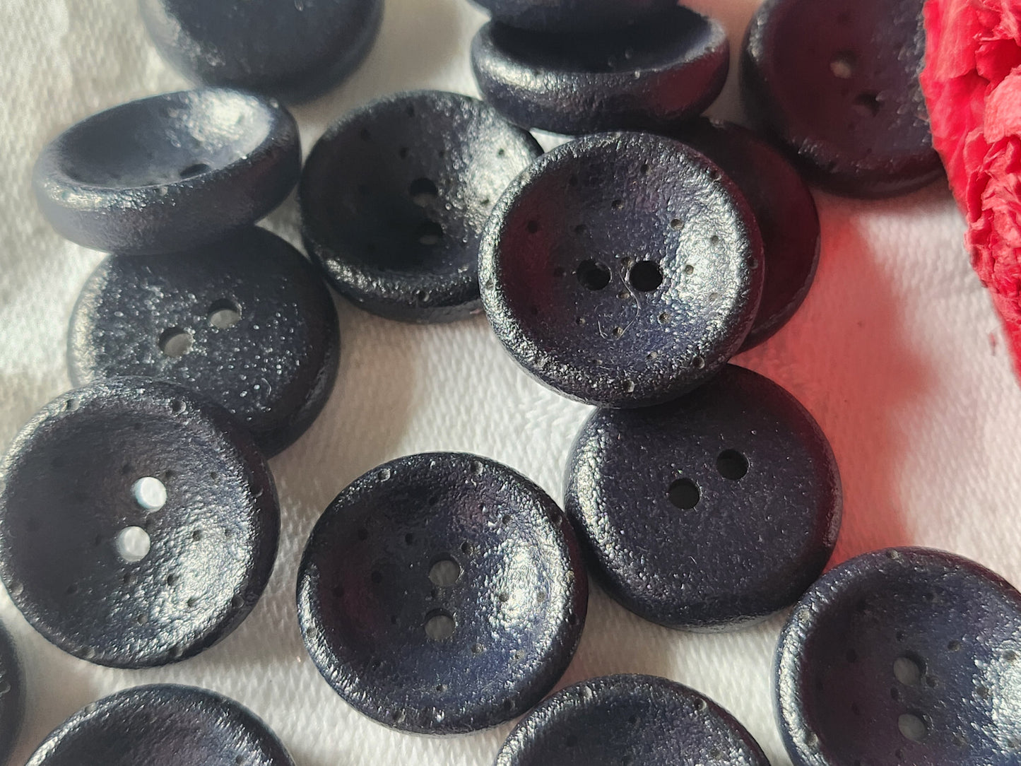Lot 16 boutons vintage bleu trés foncé avec mini alveole trous 1,8 cm ref 4753