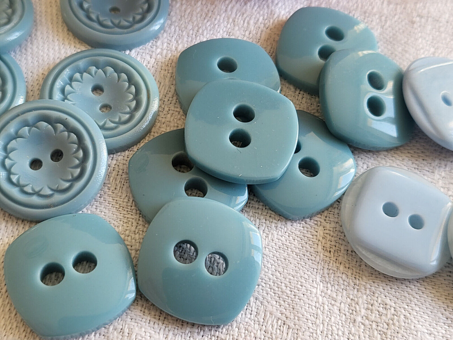 Lot 18 boutons vintage bleu trois séries diamètre 1,7/1,8 cm ref 3241