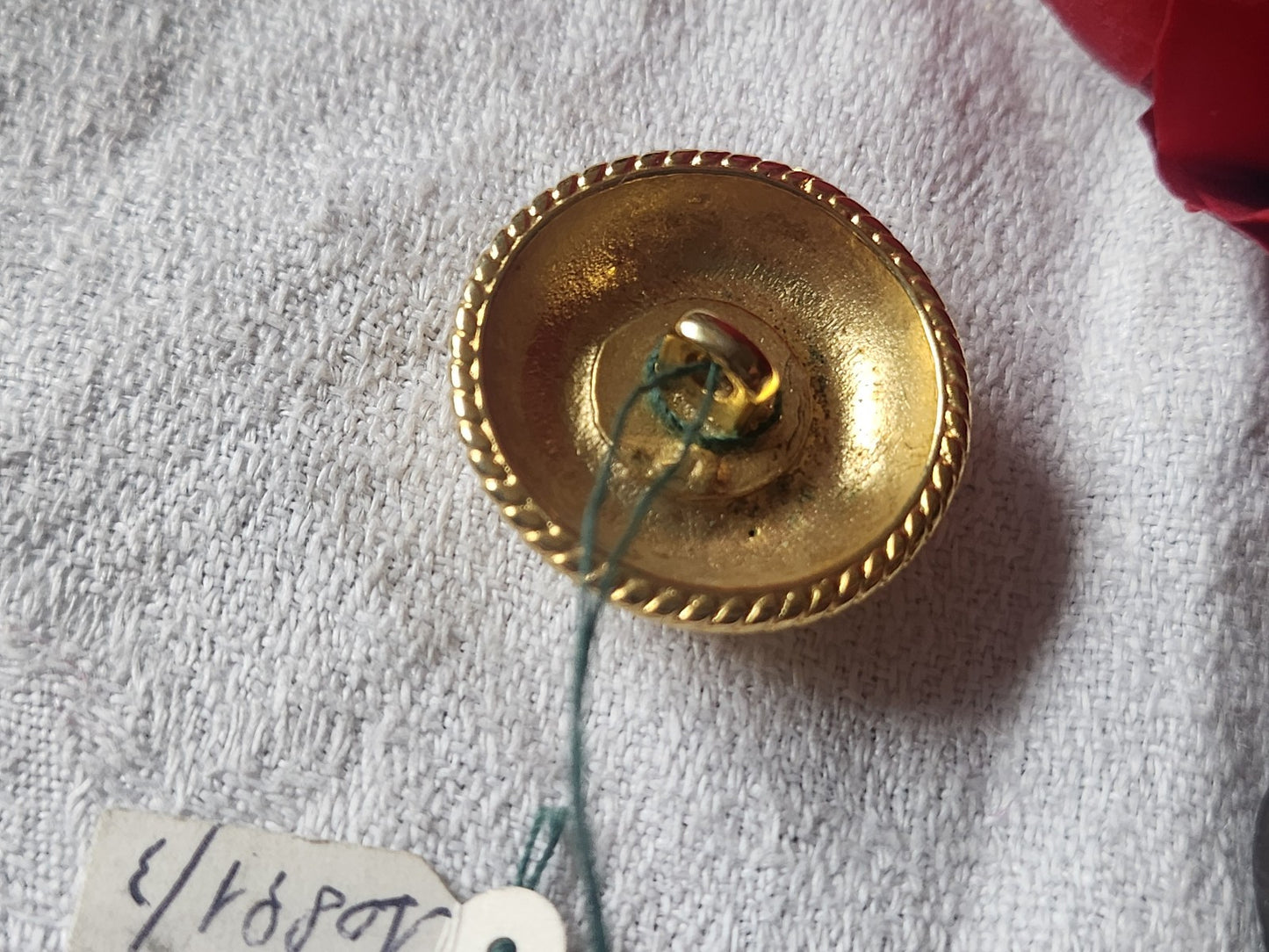 Gros bouton vintage en métal doré bombé pied 2,6 cm lourd G16O