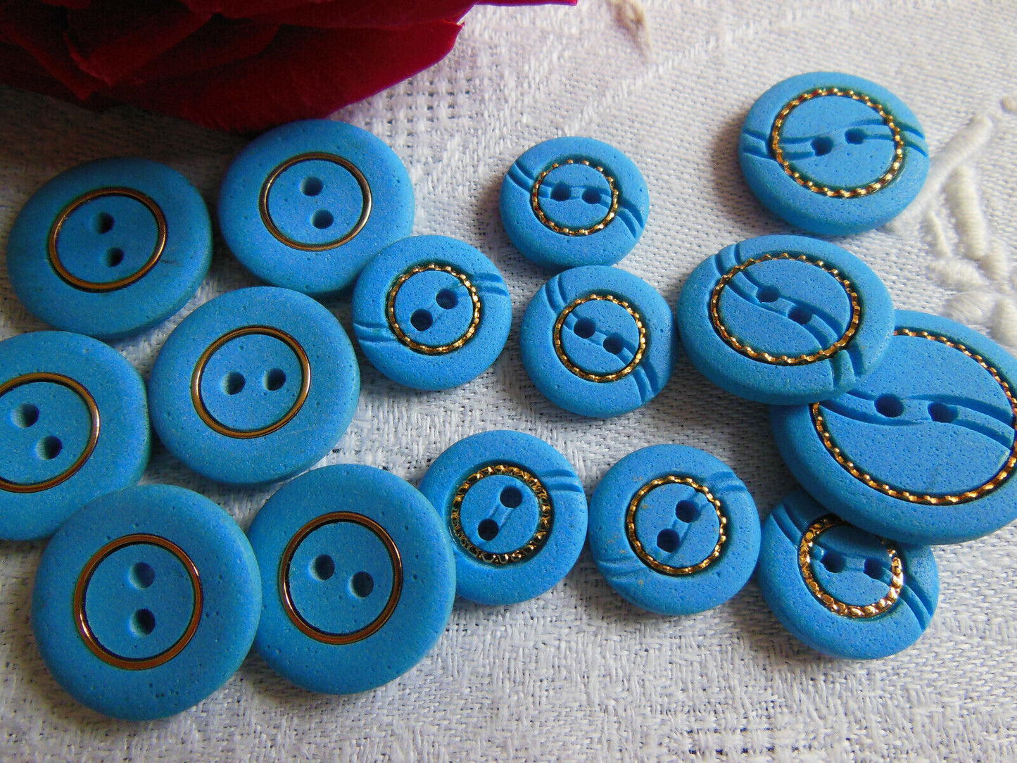 Lot 15 boutons vintage bleu poreux doré panaché 1,4 à 2,1 cm ref 2296