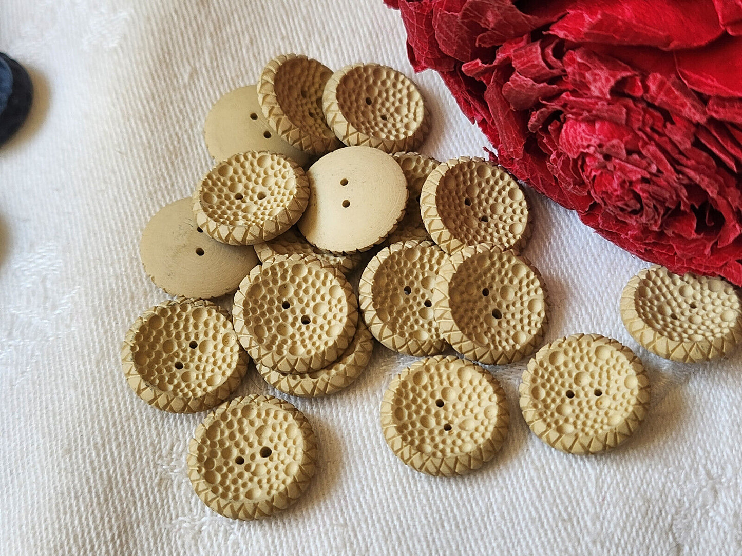 Lot 18 boutons vintage beige alveole dentelle relief 1,5 cm ref 3049