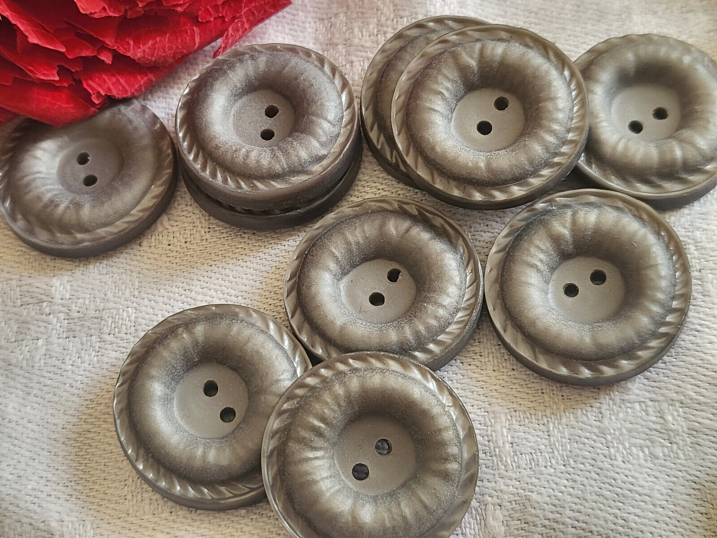 Lot 12 boutons vintage gris travaillé 2 trous diamètre 2,2 cm ref 1748