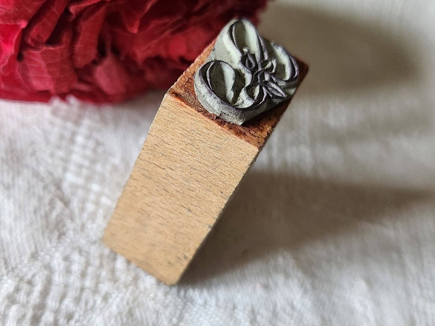 Petit tampon ancien monogramme C broderie feston collection couture mercerie
