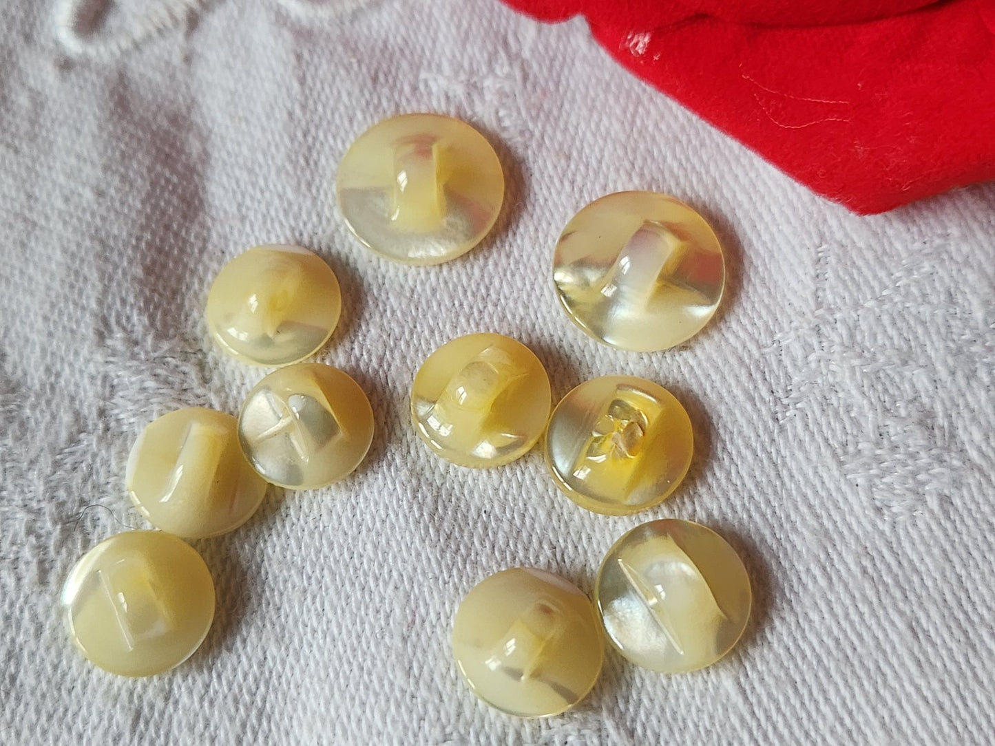Lot 10 boutons anciens en nacre jaune/ beige panaché 1 à 1 ,3 cm ref 2213