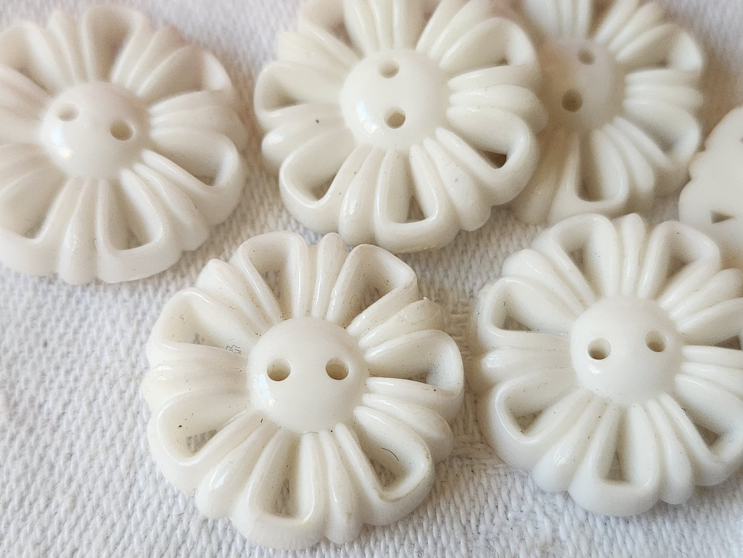 Lot 6 boutons vintage blanc ajouré 2,2 cm trous ref 2084