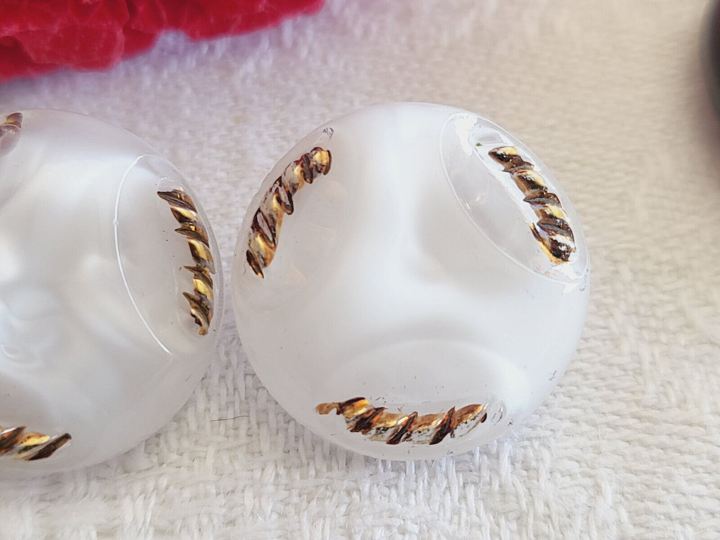 Duo boutons anciens en verre doré blanc laiteux vintage 1,7 cm G9H