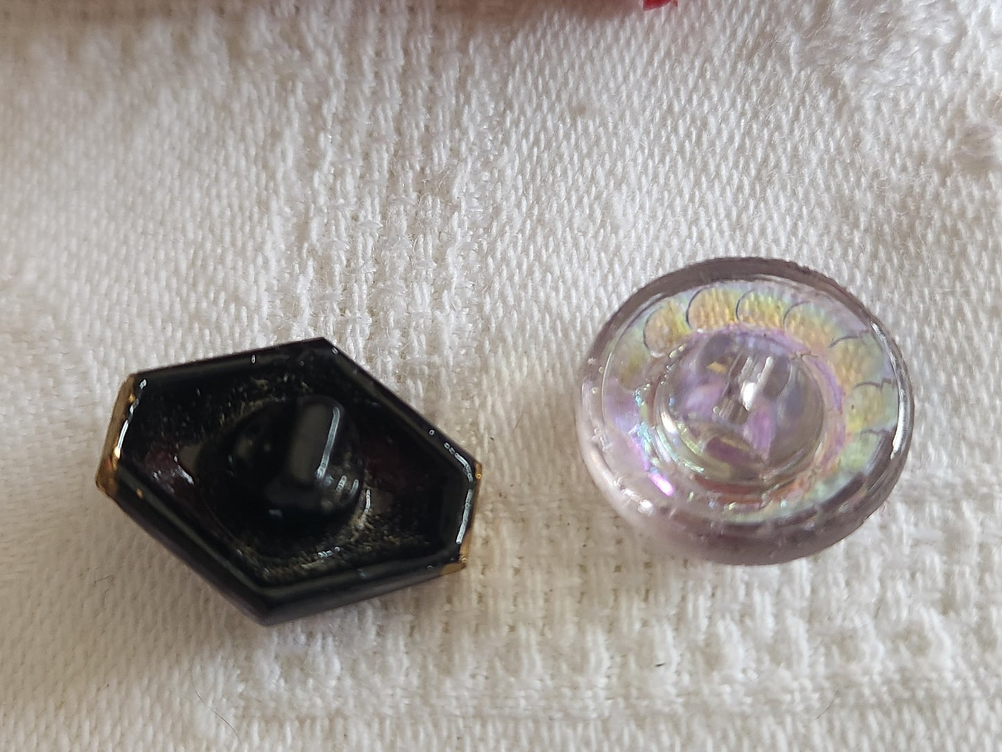 Duo boutons vintage en verre violet 1,4 sur 1 ,8 et 1,6 cm G7O
