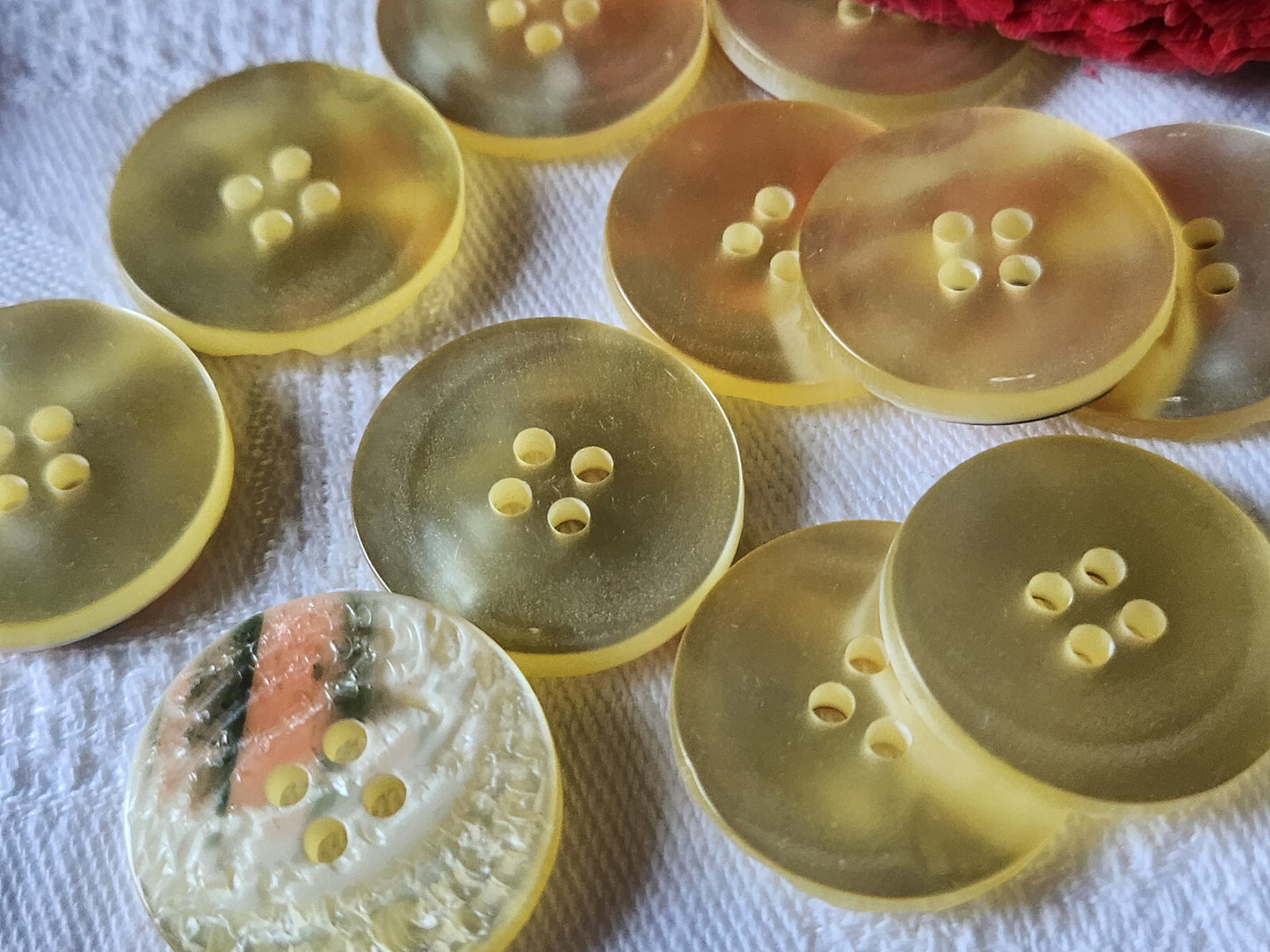 Lot 10 boutons vintage beige imitation nacre 2,2 cm ref 2315
