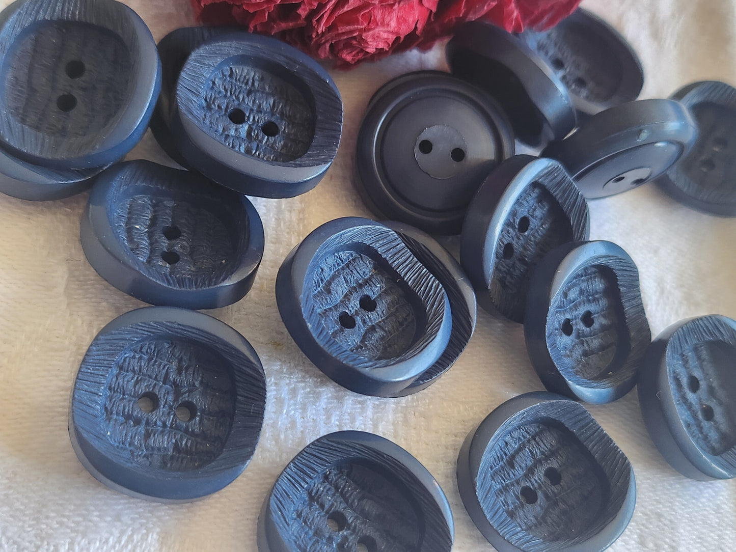 Lot 9 boutons vintage bleu texturé cambré trous 2 cm ref 608