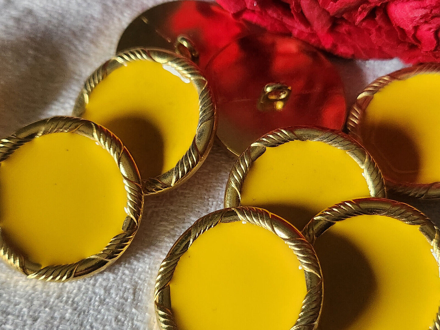 Lot 6 boutons vintage en métal doré jaune lourd pied 2,5 cm ref 2913