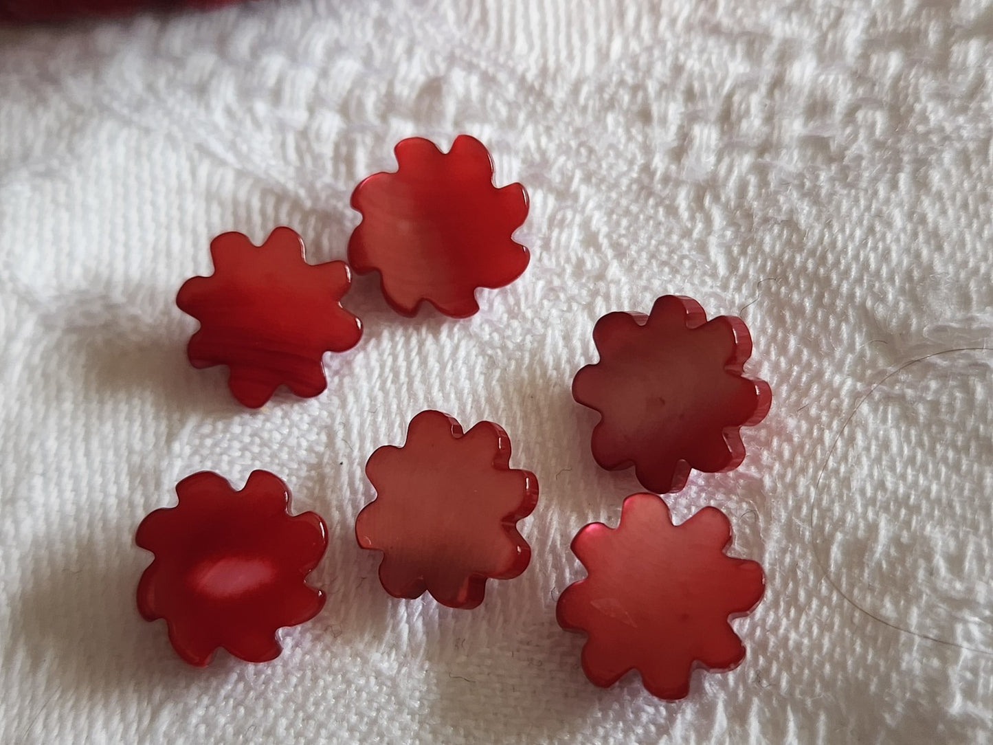 Lot 6 boutons anciens en nacre travaillé rouge 1/1,1 cm pied ref 165