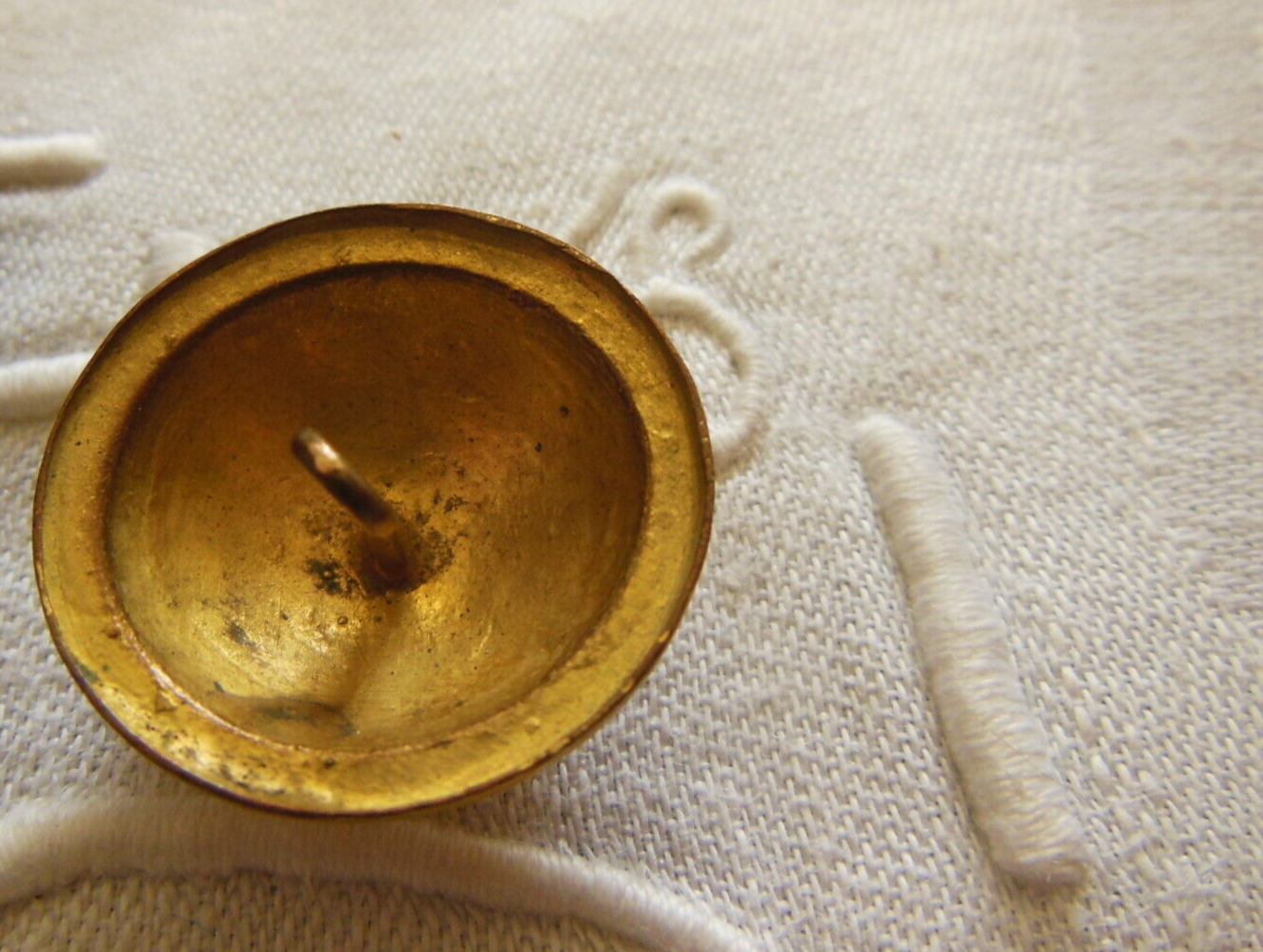 Bouton ancien en métal rond bombé strié en relief 2,6 cm G11N