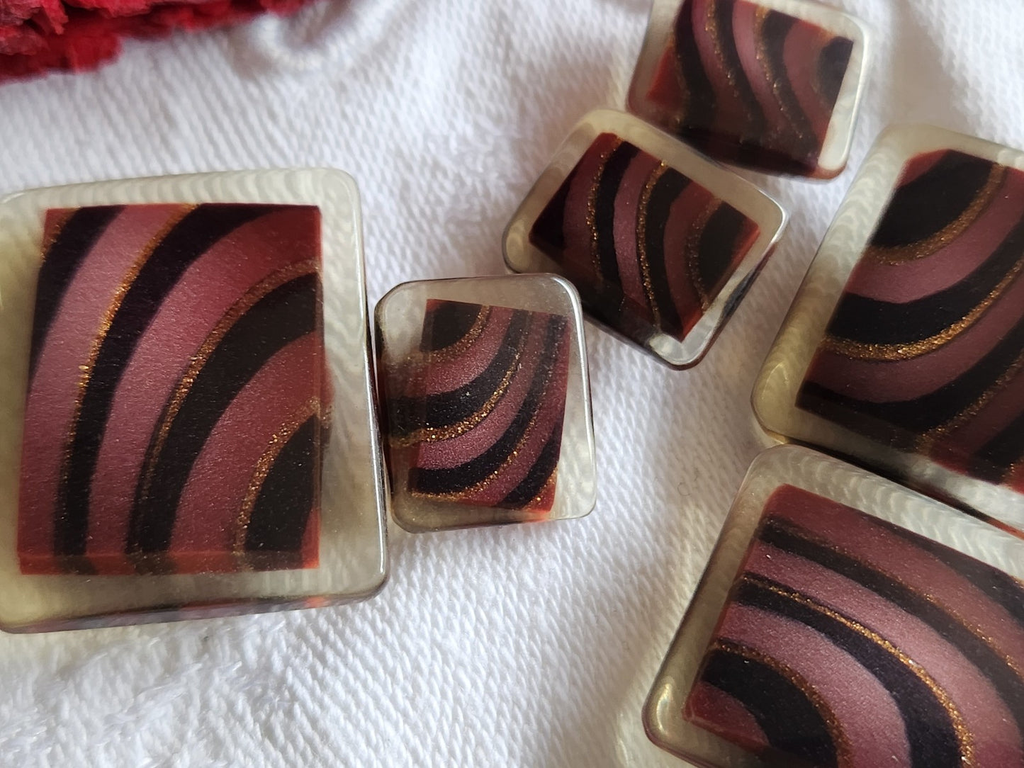 Lot 6 boutons vintage rouge panaché 1,1 sur 1,3 à 2,2 sur 2,6 cm ref 1578