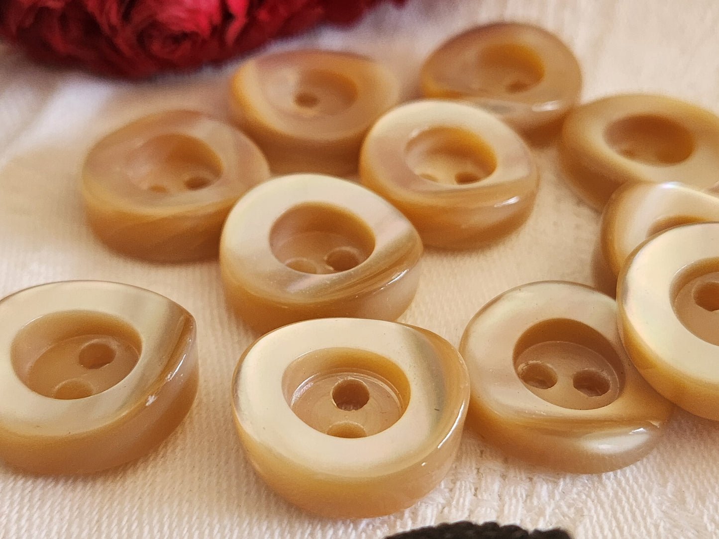 Lot 6 hauts boutons anciens en nacre créme 1,9 cm lourd ref 594