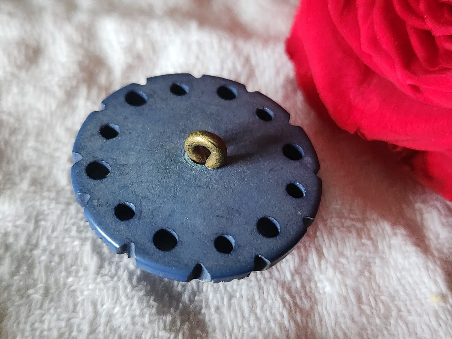 Gros bouton ancien collection bleu sculpté joli ajouré motif 2,6 cm ref 812