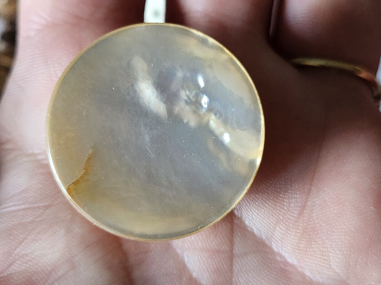 Gros bouton ancien en nacre épais joli blanc laiteux à pied 3 cm G16C
