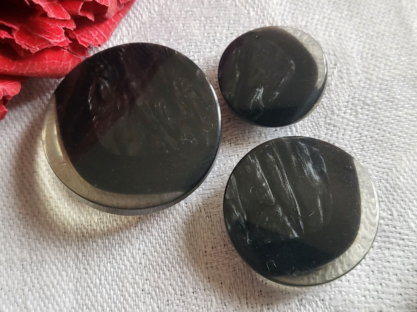 Trio boutons vintage inclusion noir pied bleu bijoux 1,7 à 2,6 cm ref 1826