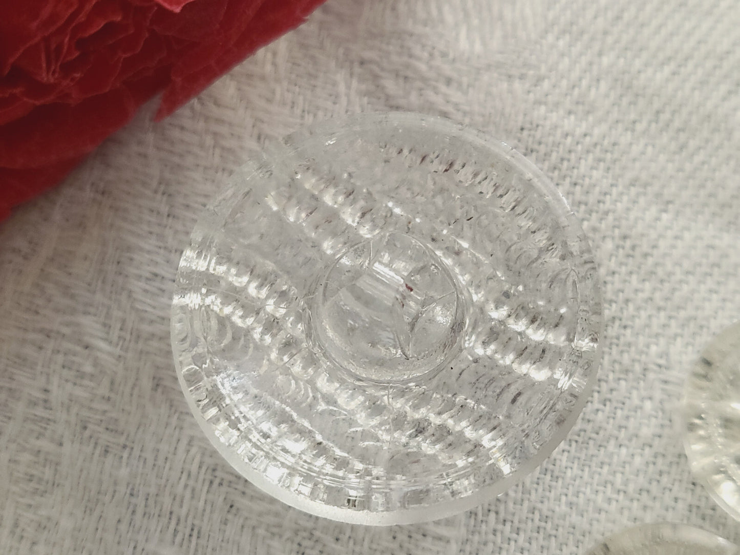 Gros bouton ancien en verre transparent doré relief bombé 2,5 cm ref 2751