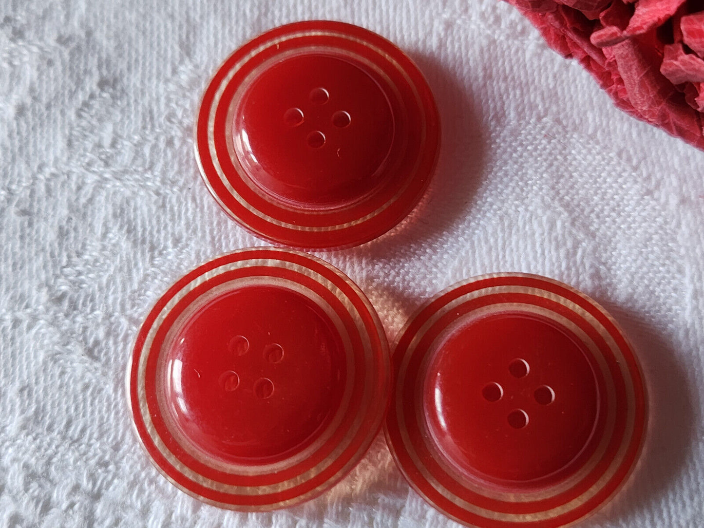 Trio boutons vintage rouge bord transparent 2,5 cm ref 3271