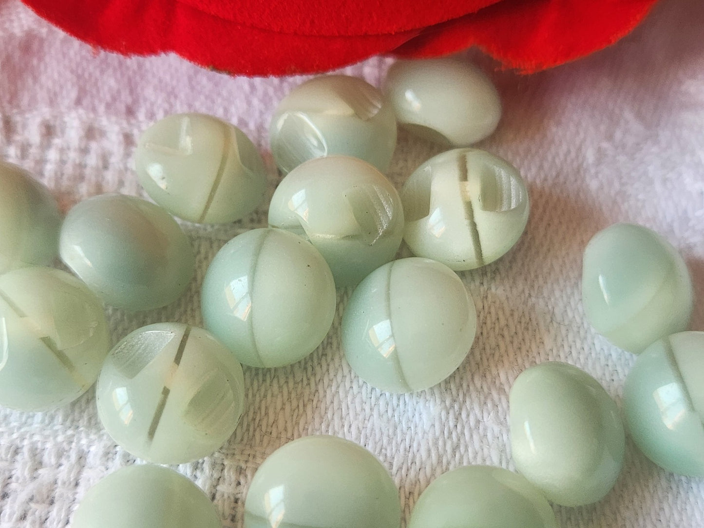 Lot 15 boutons vintage petits bleu tendre 1 cm pied bombé ref 1287
