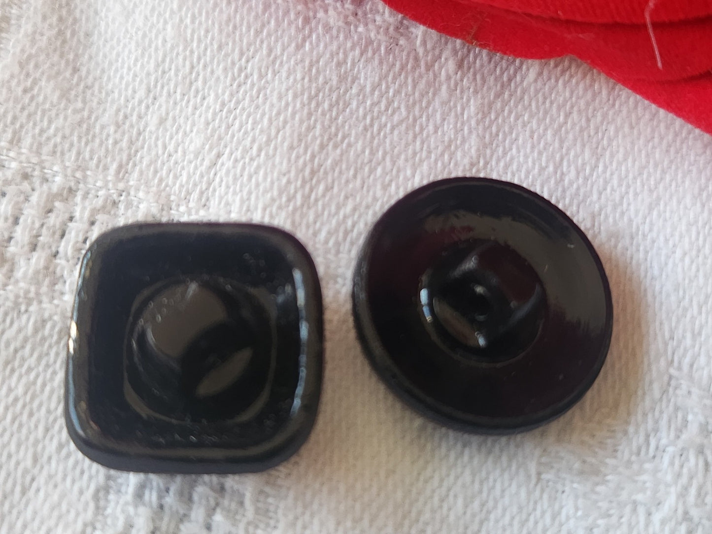 Duo boutons anciens en verre noir argenté à pied 1,6 et 1,7 cm D13E