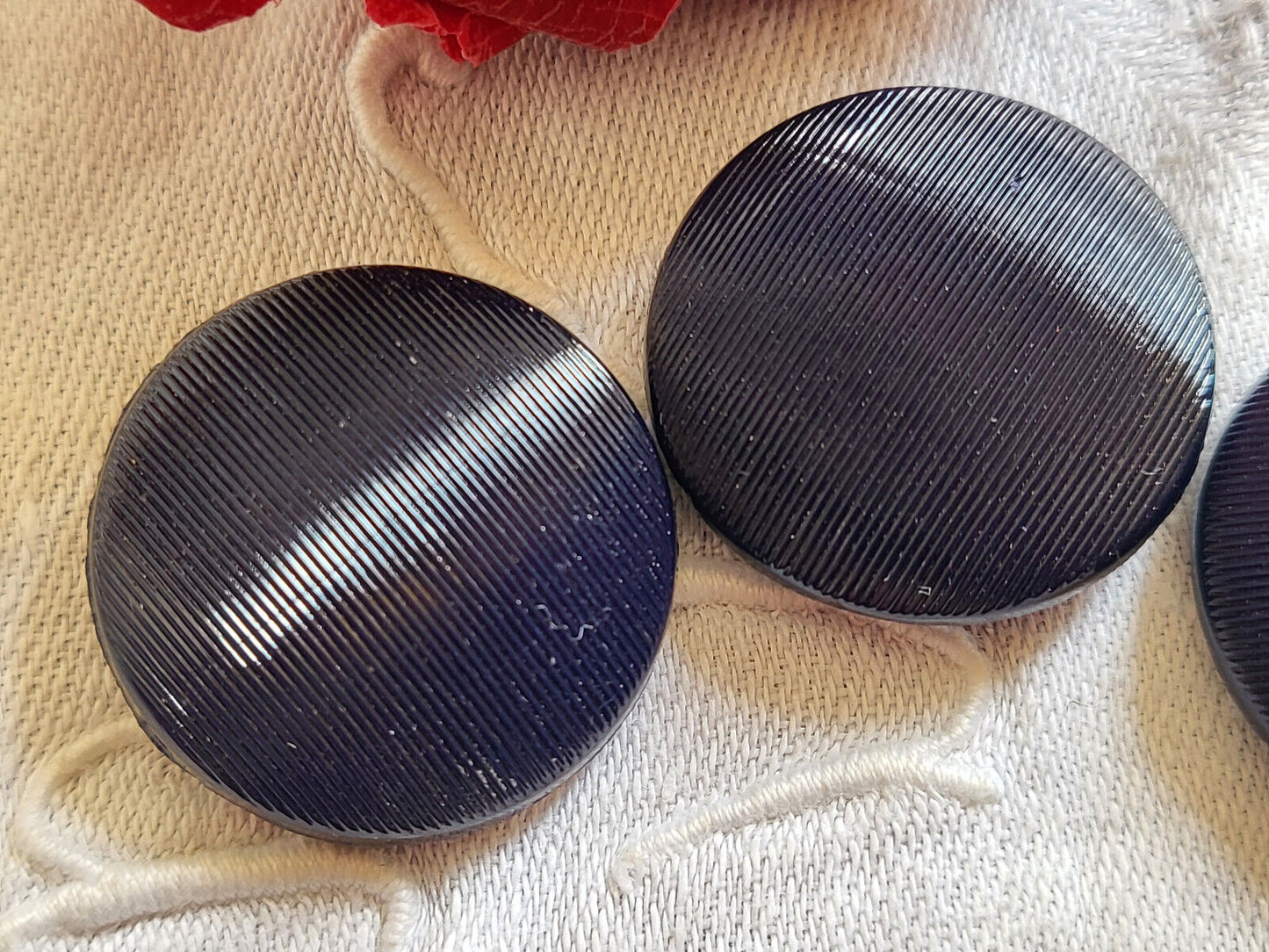 Trio gros boutons anciens en verre bleu strié à pied 2,4 cm G8P