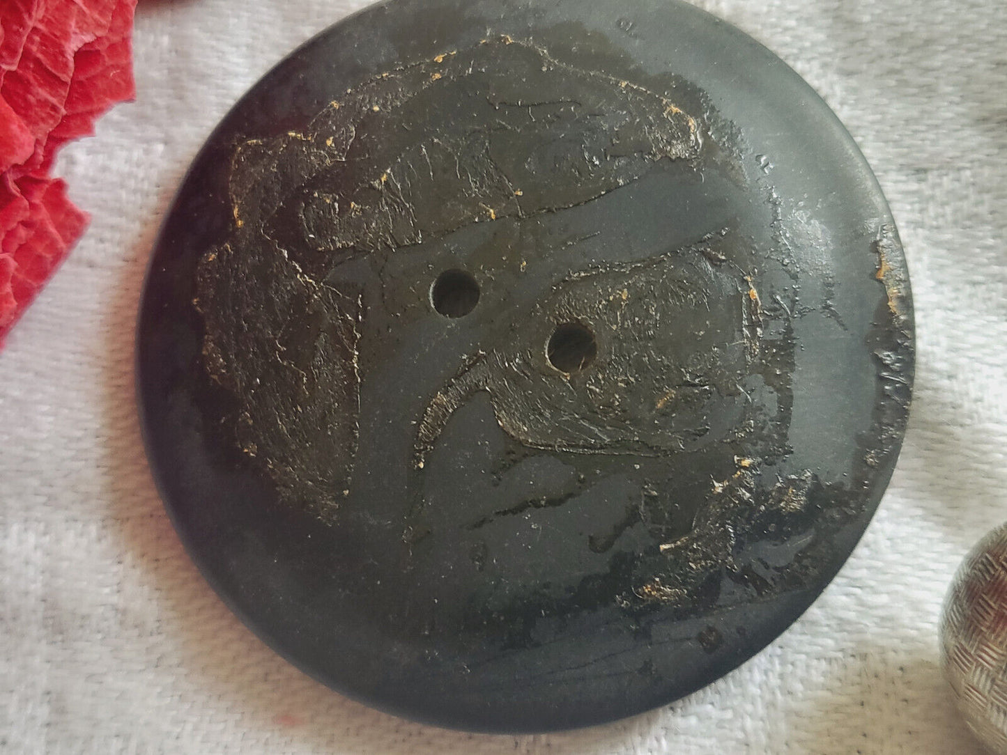 Gros bouton ancien vert cœur lumineux diamètre 3,9 cm ref 3400