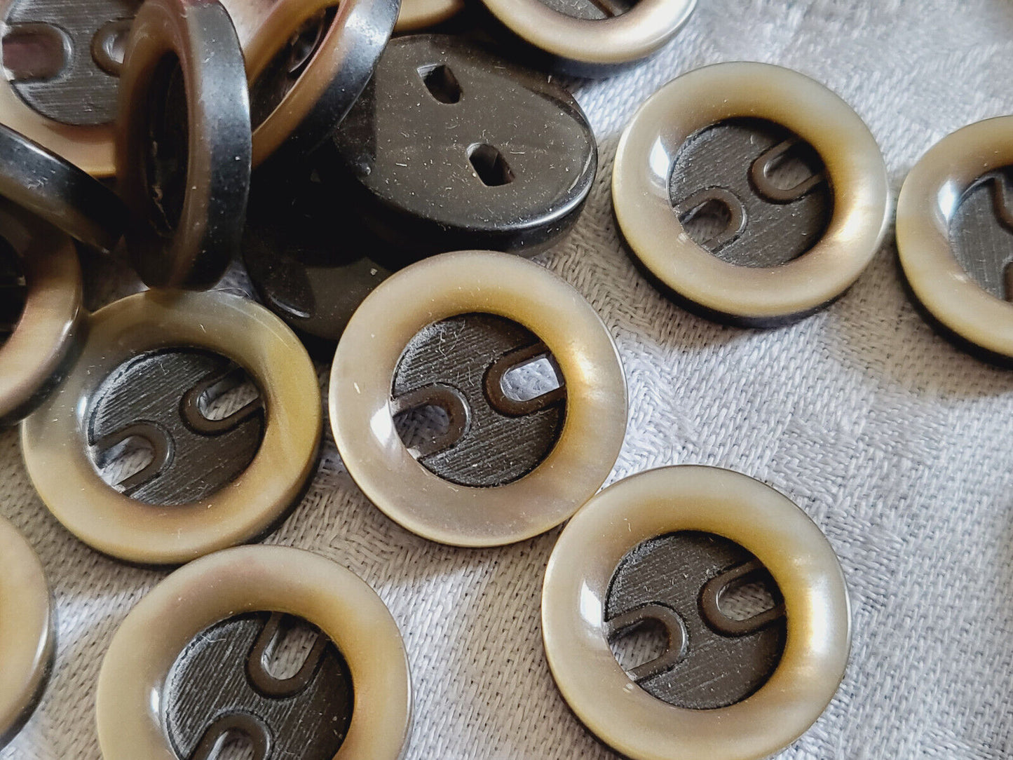 Lot 18 boutons vintage marron nacré 1,7 cm à trous ref 5813