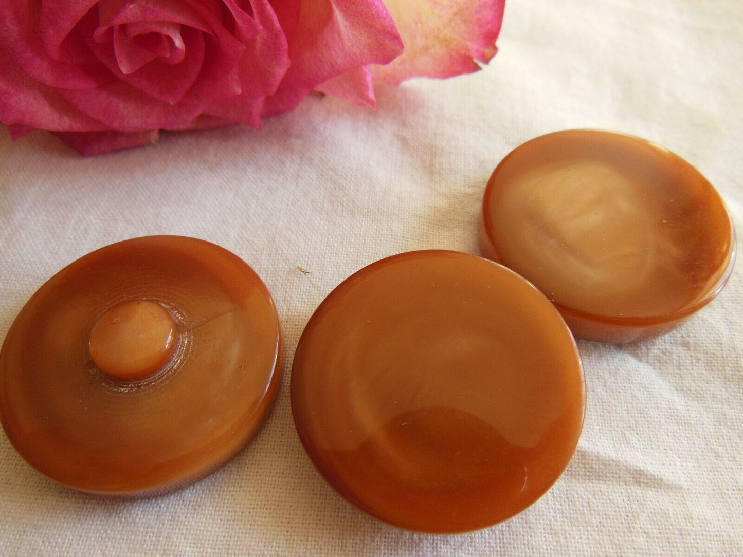 Trio gros boutons vintage marron à pied ancien diamètre 2,7 cm ref 1433