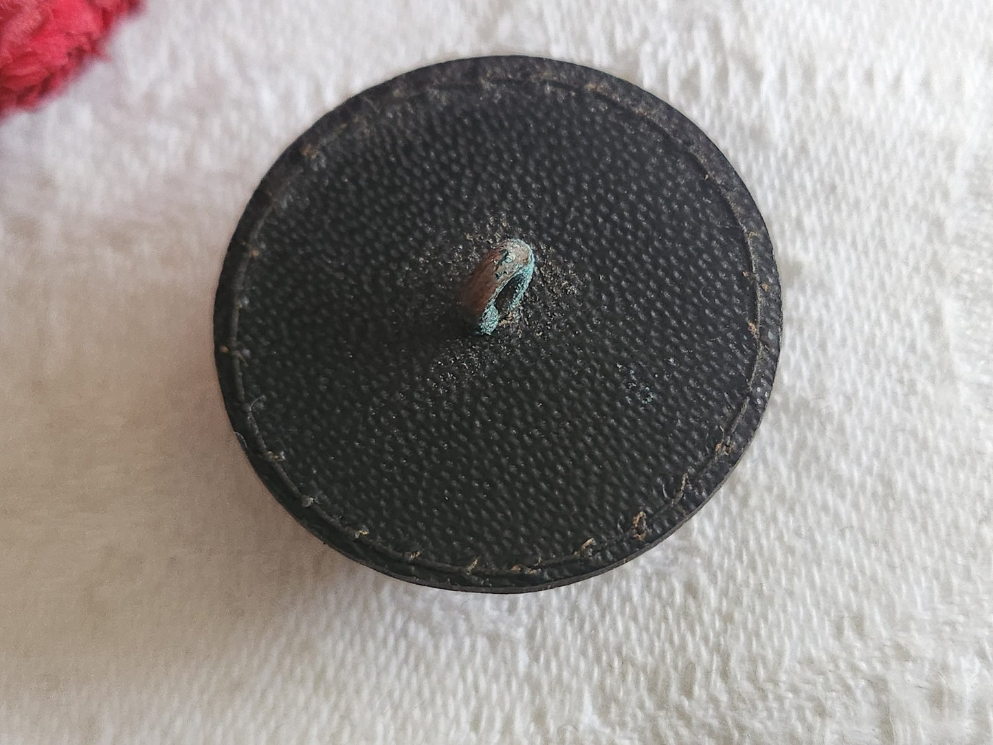 Ancien bouton en cuir noir bombé collection 2,8 cm G8N