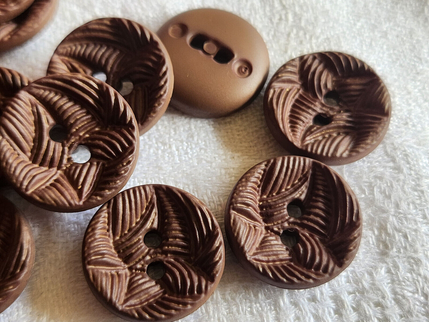 lot 16 boutons effet tissé travaillé à trous 1,8 cm ref 4716