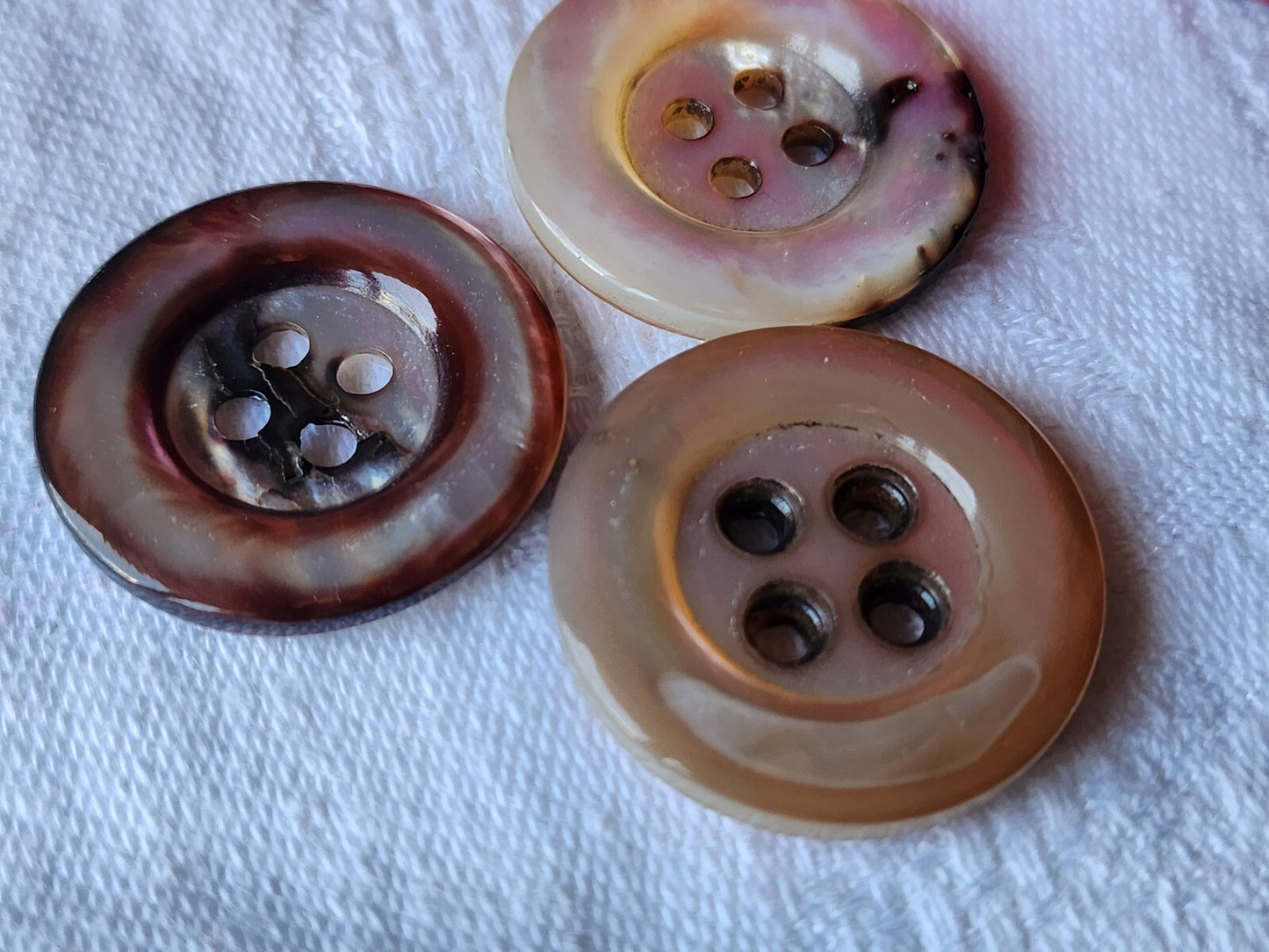 Trio gros boutons anciens en nacre 2,5 cm trous D17B