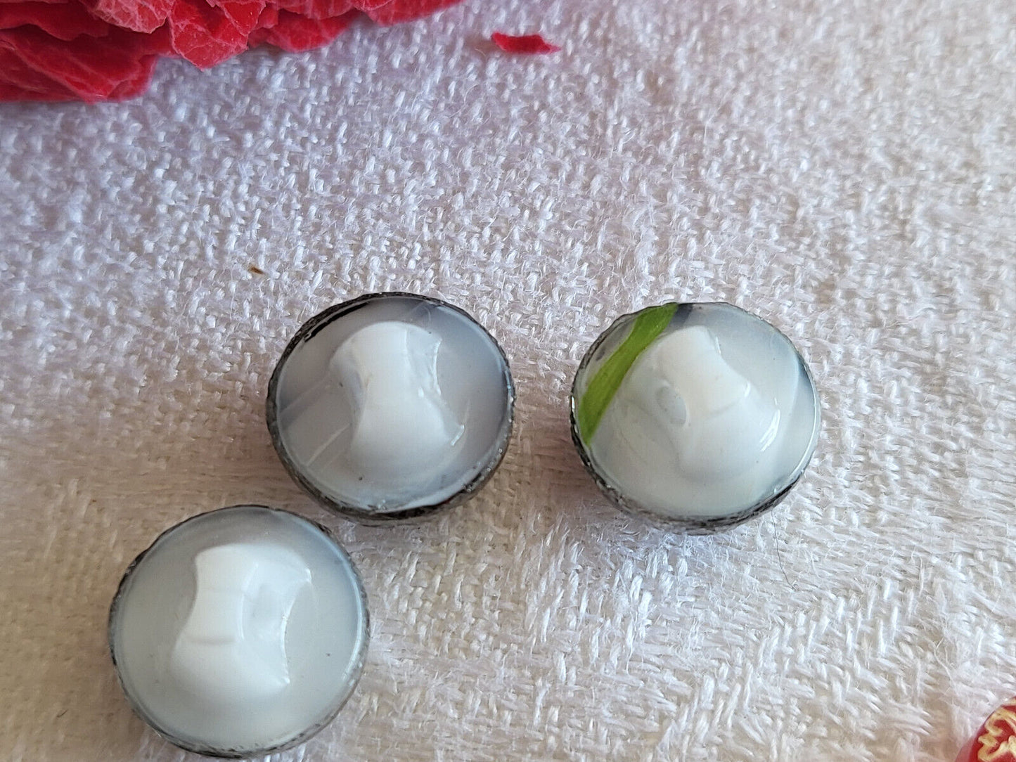 Trio anciens boutons en verre blanc argenté travaillé 1,1 cm G5A