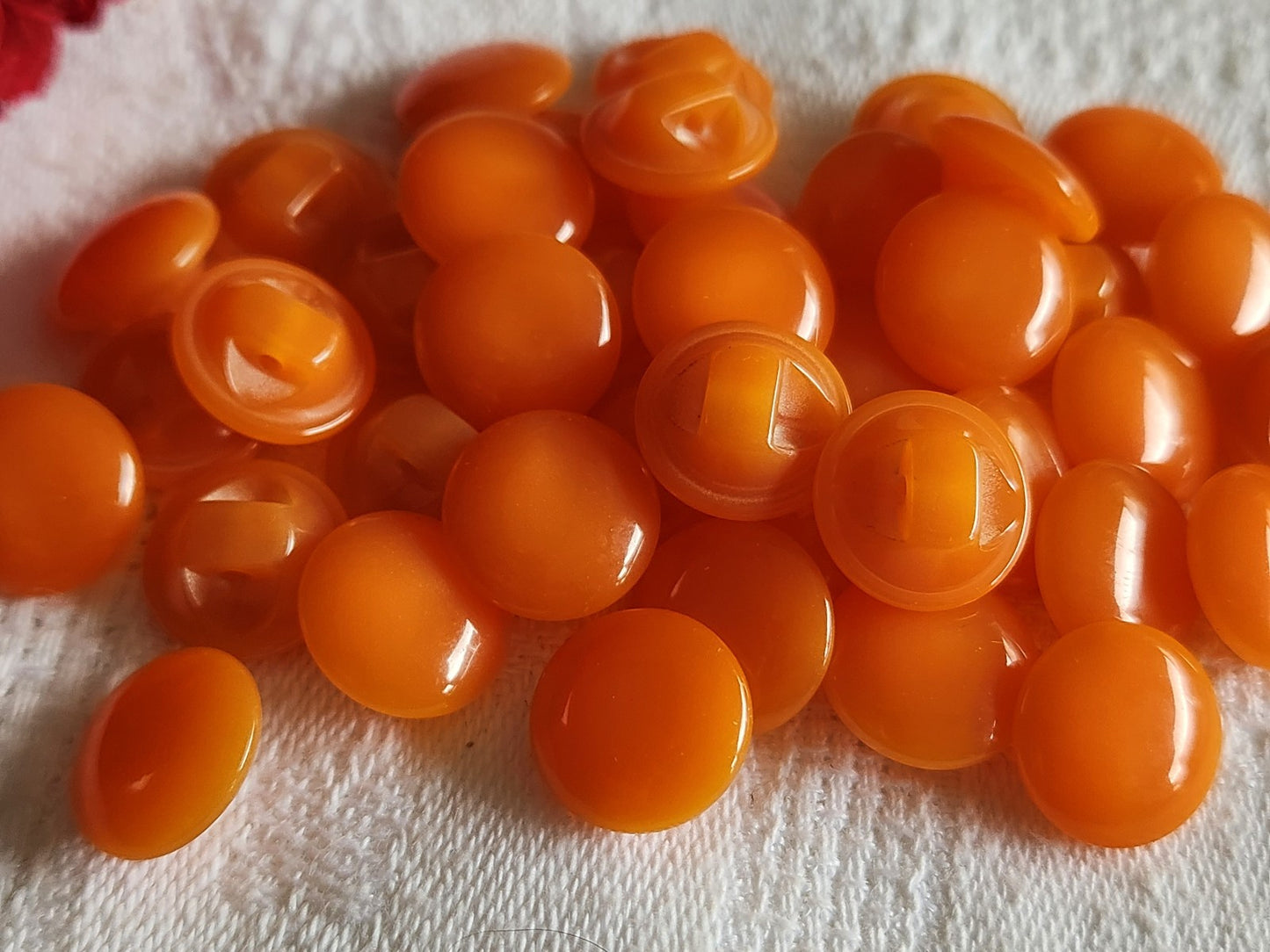 Lot 18 boutons vintage orange pied 1,2 cm à pied lisse ref 6038