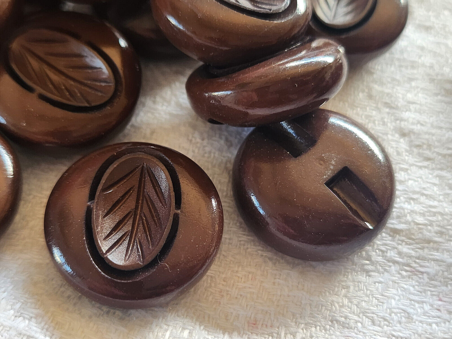 Lot 7 boutons vintage marron motif feuillage 2,2 cm à pied ref 5735