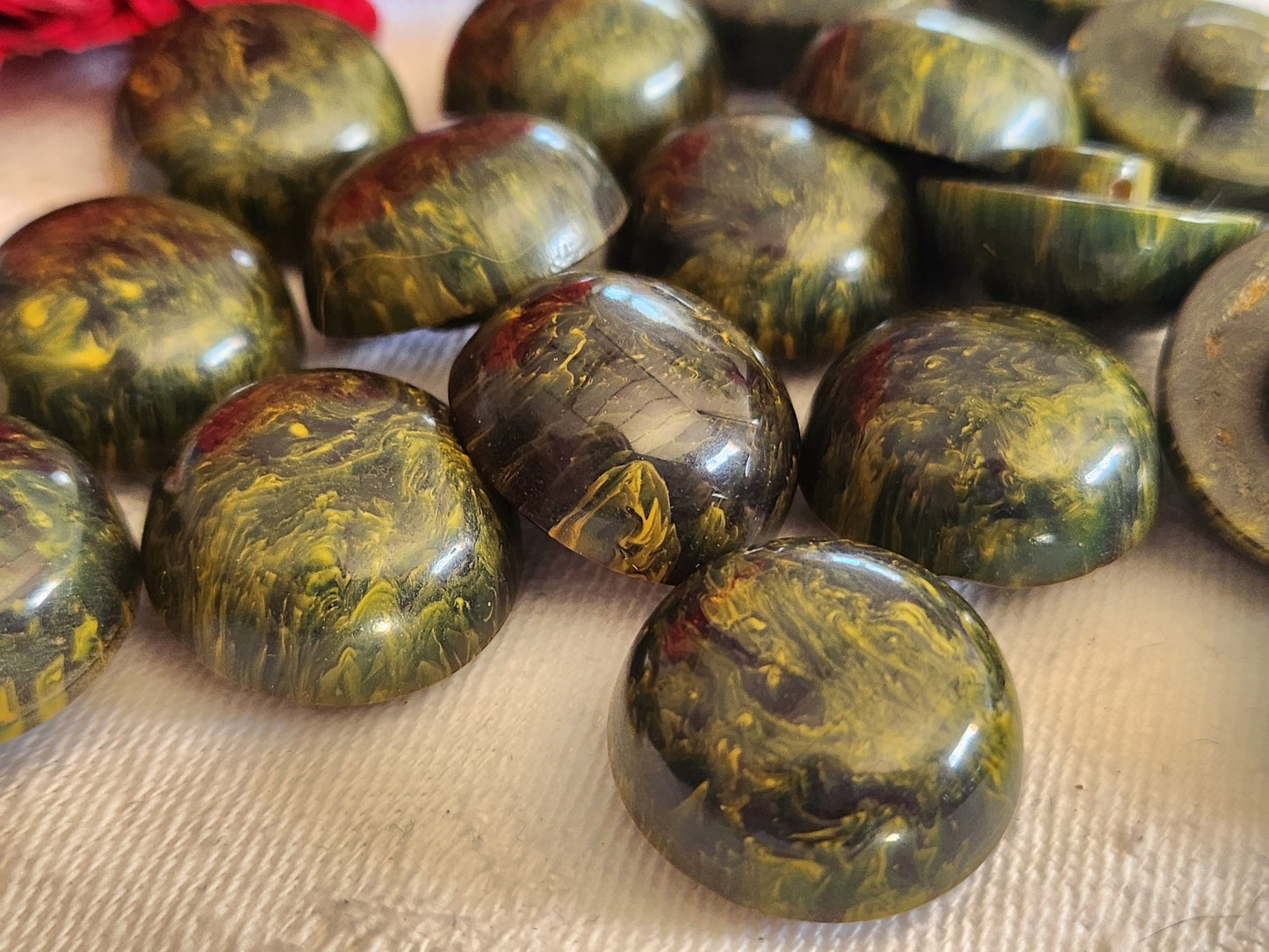 Lot 6 superbes boutons anciens vert jaspé jaune pied 1,9 cm ref 1735
