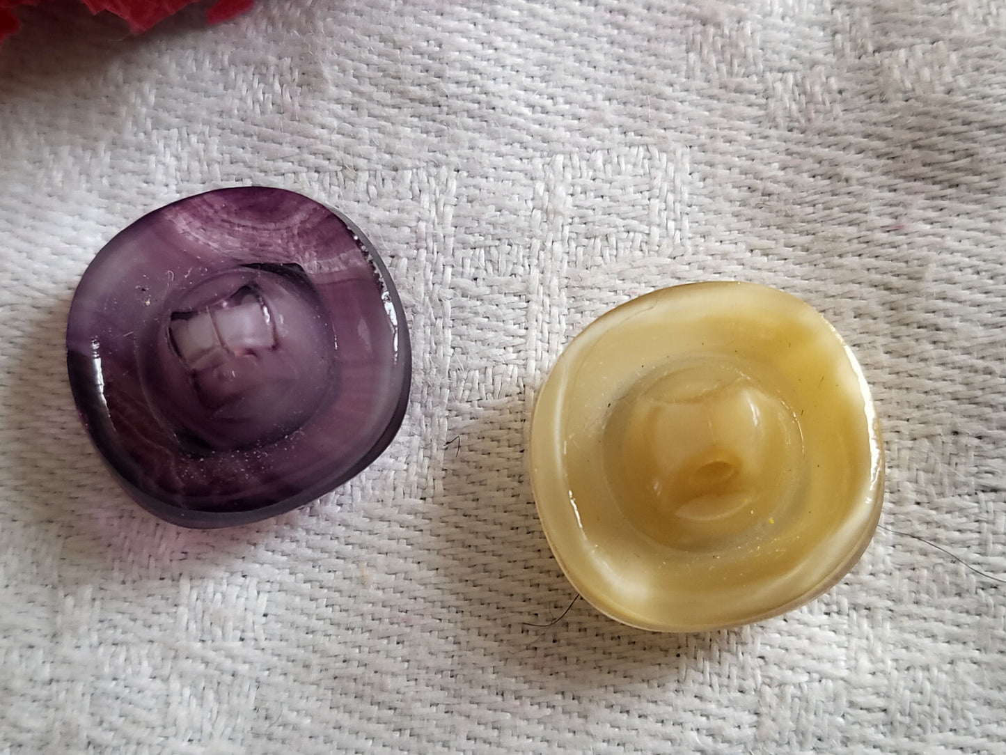 Duo boutons anciens en verre motif sable violet 1,6 cm collection D15H