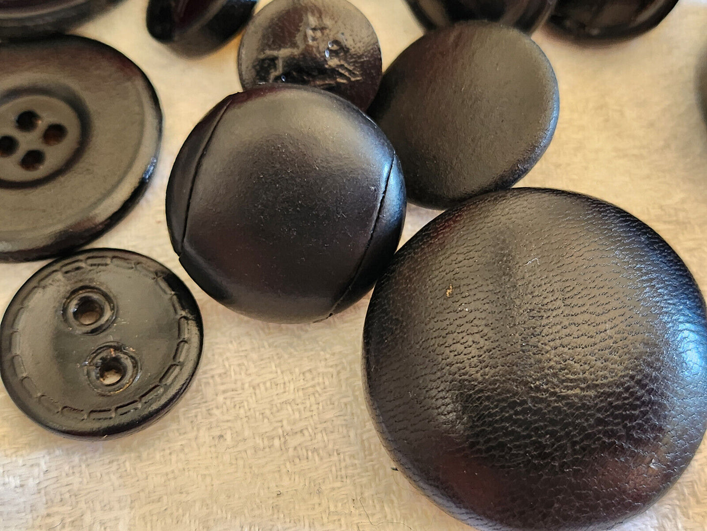 Lot 12 boutons en cuir panaché vintage cuir 1,4 à 3,3 cm ref 2939