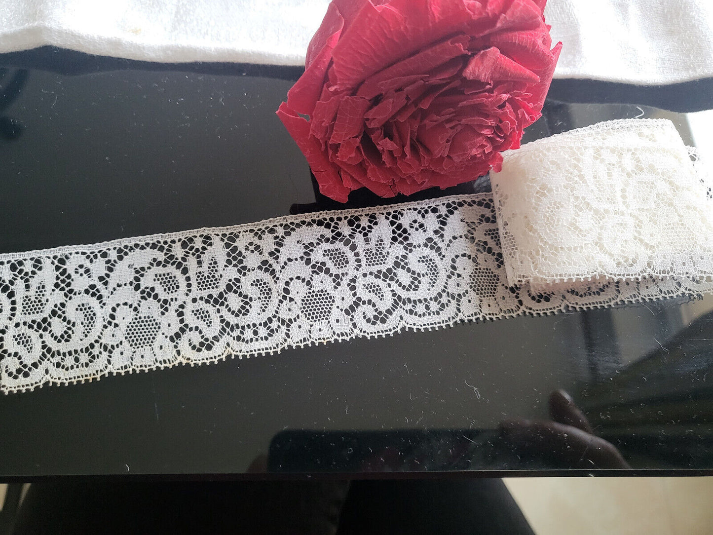 Dentelle large ancienne en nylon décor floral 2 mètres 10 sur 4 cm T15-30