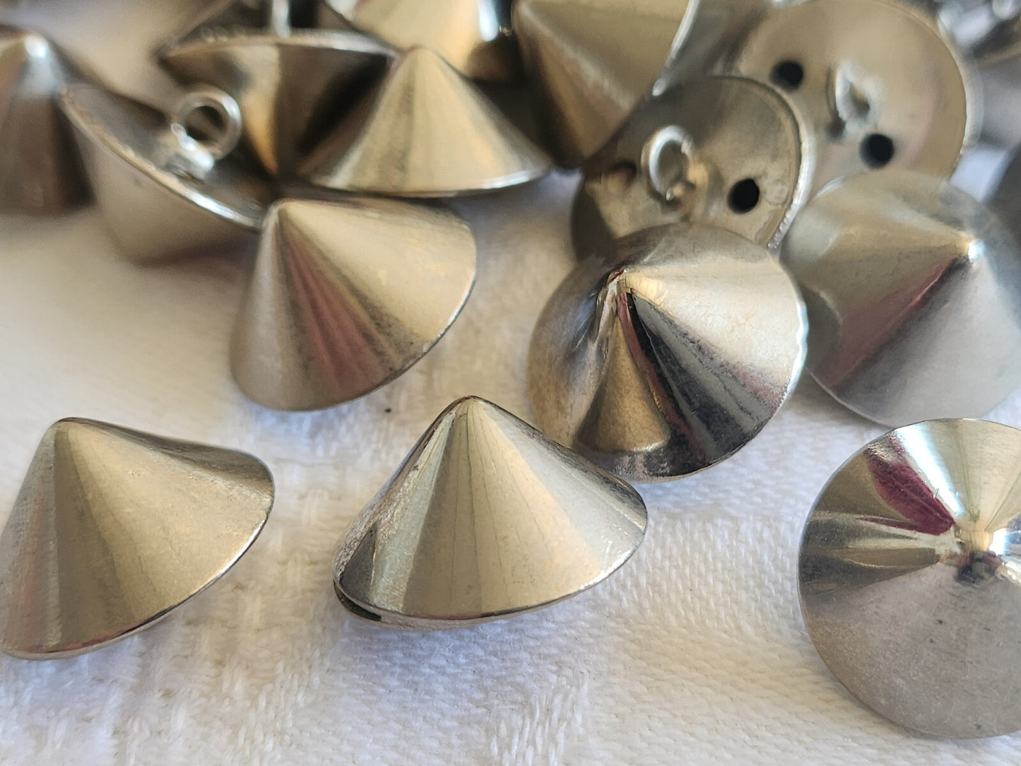 Lot 6 boutons vintage en métal argenté dome pyramide pied 1,7 cm ref 575