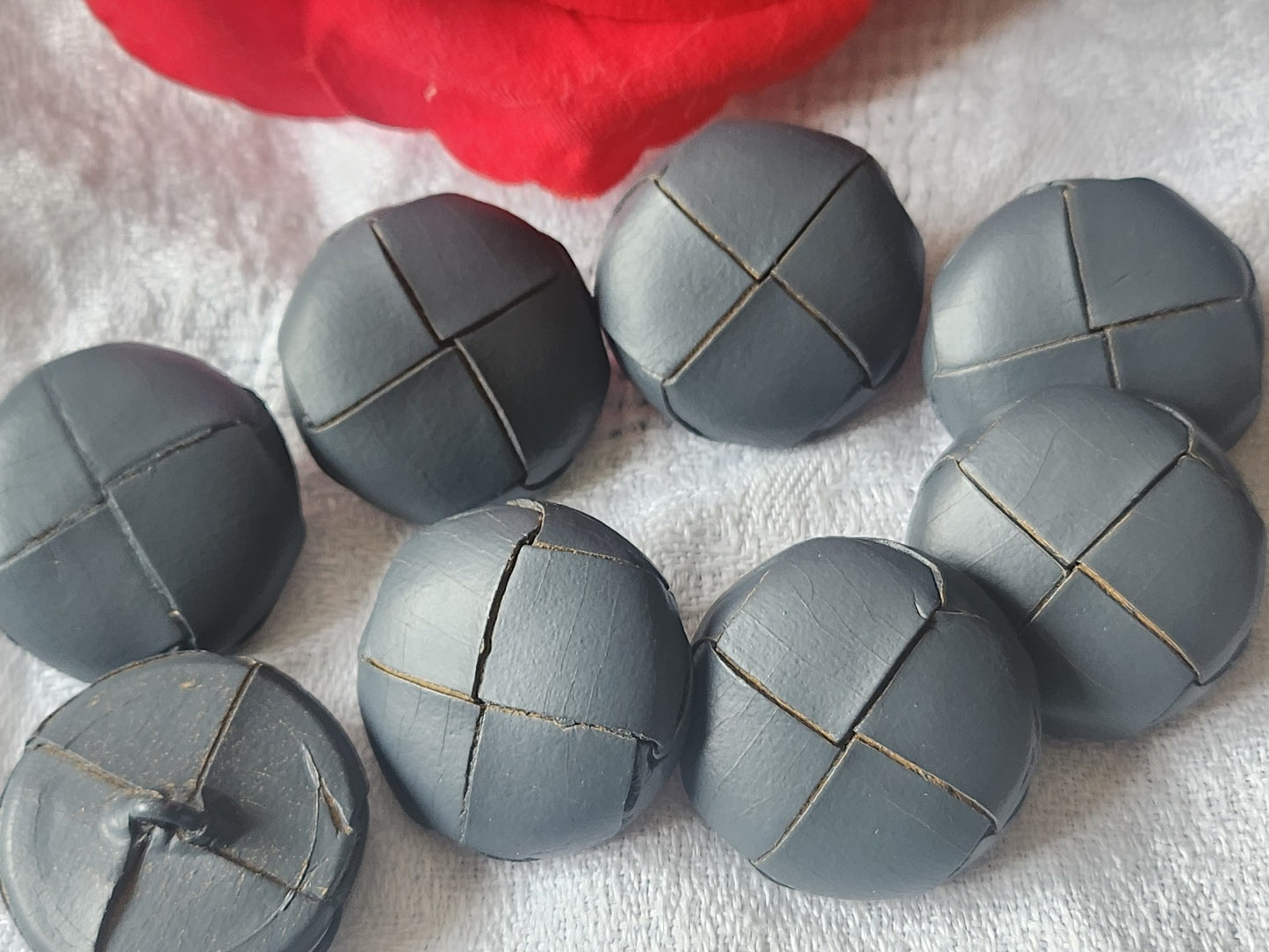 Lot 8 gros boutons anciens en cuir gris à pied grelot 2,5 cm ref 5456