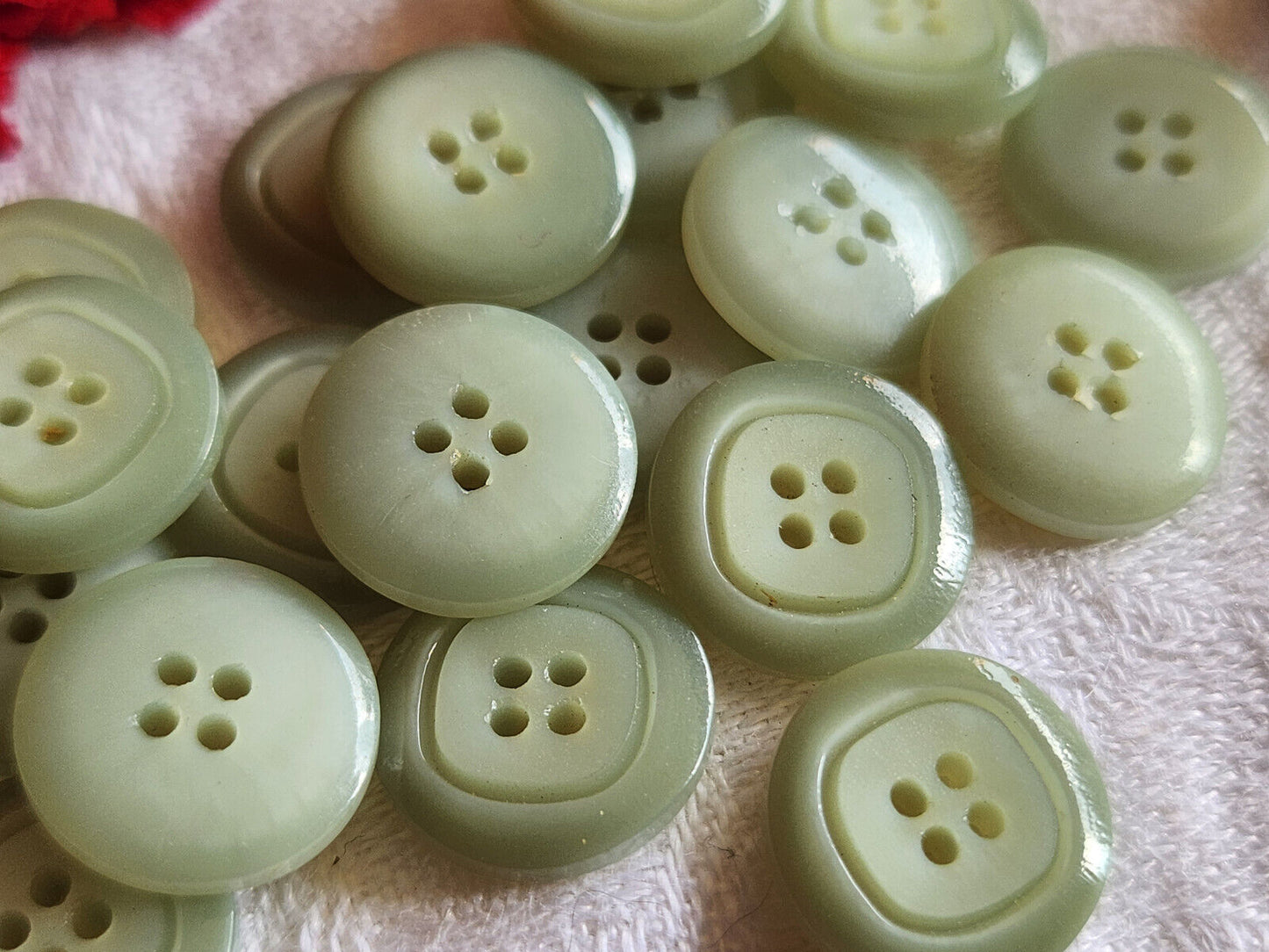 Lot 25 petits boutons vintage gris vert teinte à définir trous 1,4 cm ref 4724