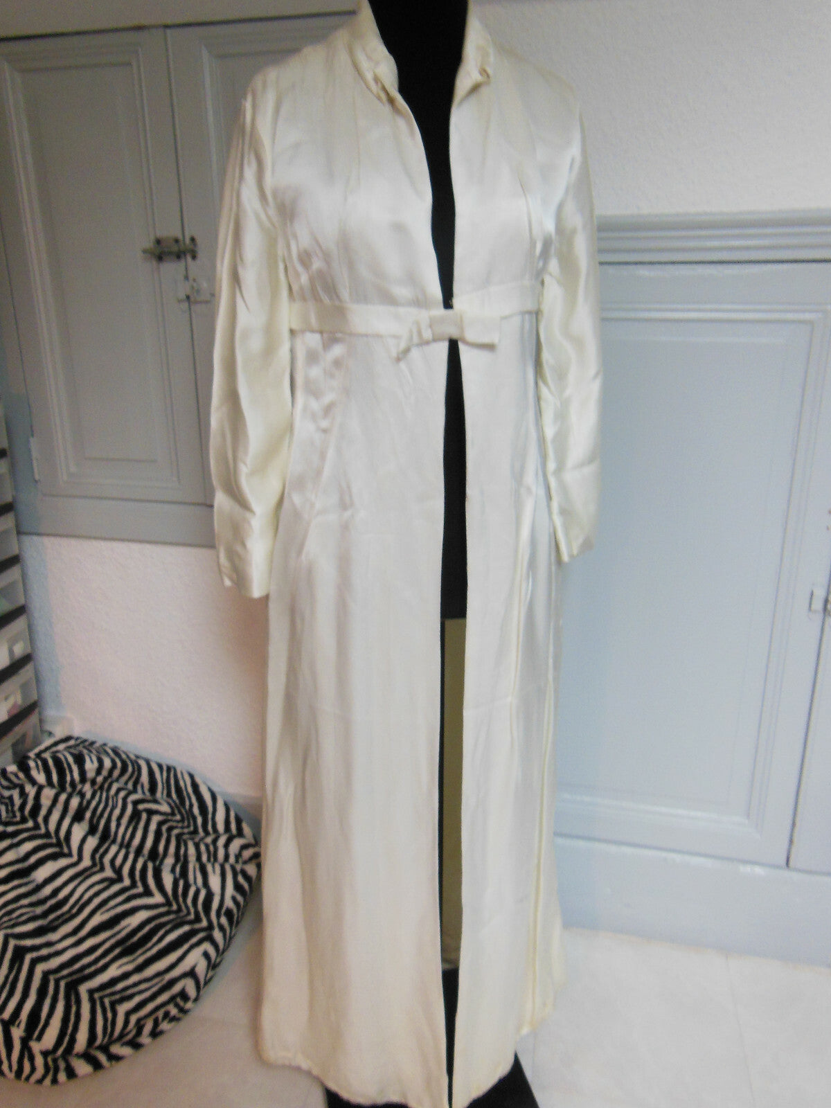 Ancien dessus veste en satin épais raide ou manteau cérémonie taille 36, B4