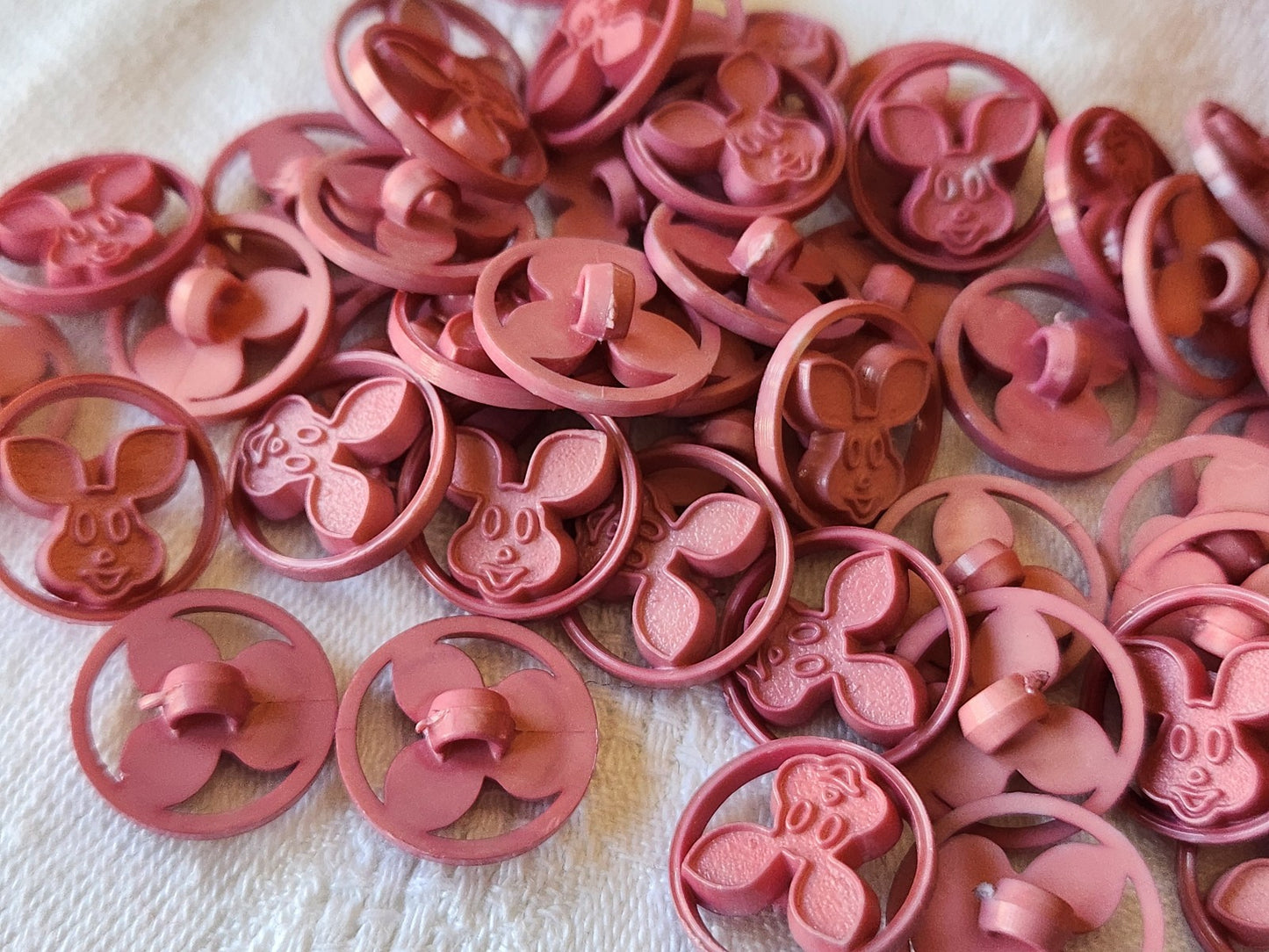 Lot 51 boutons rose lapin decoupis fond d'atelier 1,5 cm ref 4973