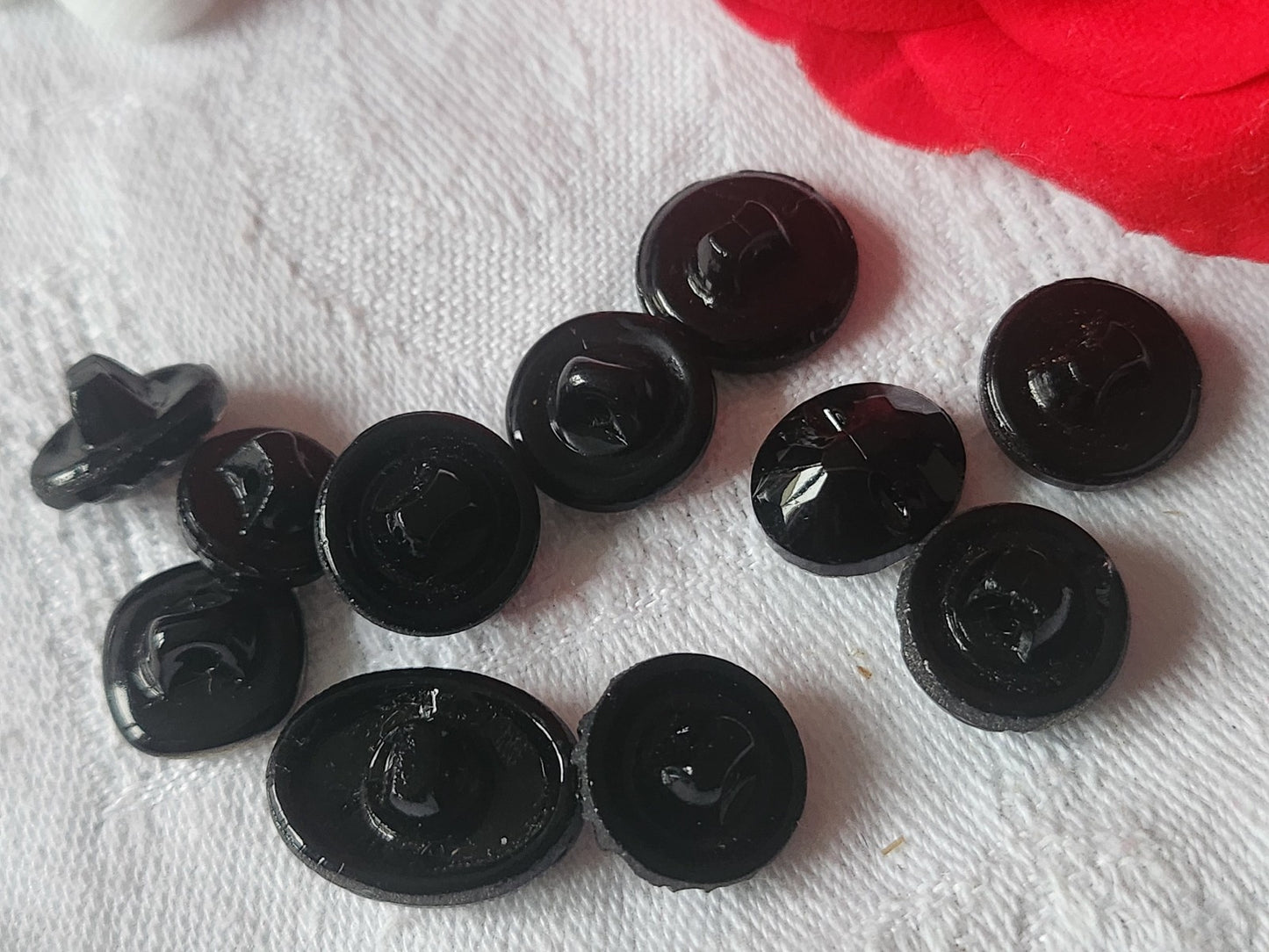 Lot 10 boutons anciens en verre argenté panaché 1,1 à 1,4 cm ref 2147